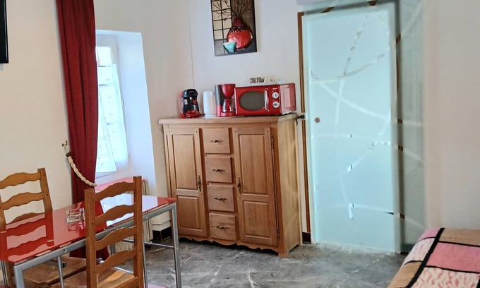 Veaugues Apartment | Furnished studio in the heart of the village