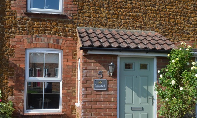 Heacham Cottage | Fuzzy Duck Cottage. Over 100 5 star reviews on Trip Advisor. Sleeps 4