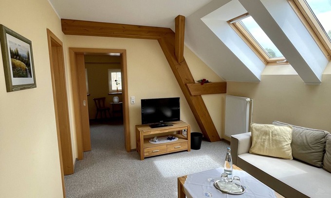 Trebbin Apartment | Gästezimmer mit Bezauberndem Garten und Koi-teich