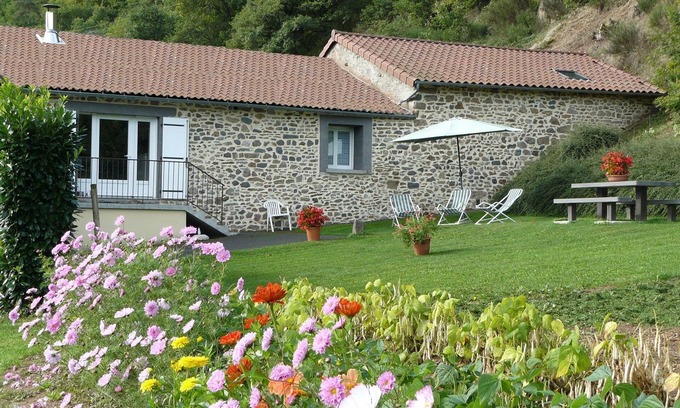 Massiac Other | Gîte à la ferme les 3 guêpes : La Grange IN THE HEART OF THE CANTAL