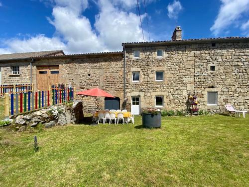 La Besseyre-Saint-Mary House | Gîte 10 pers avec 4 chambres et 3 salles d'eau, animaux admis - FR-1-582-94