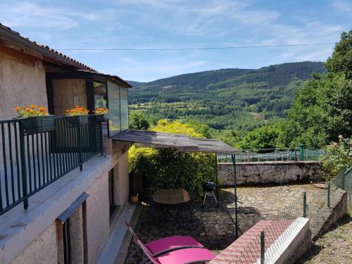Laprugne House | Gîte calme avec poêle à bois, terrasse et animaux admis - FR-1-489-470