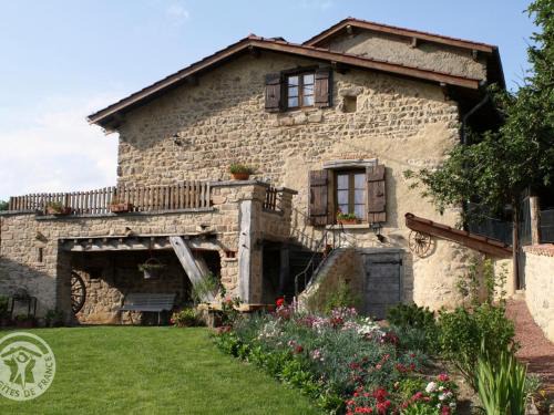 Chirassimont House | Gîte charmant avec four à pain, jardin, terrasse, jeux et poêle à bois, acceptant animaux - FR-1-496-137