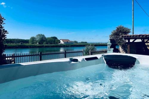 Port-de-Lanne House | Gîte de charme au bord de la rivière avec spa