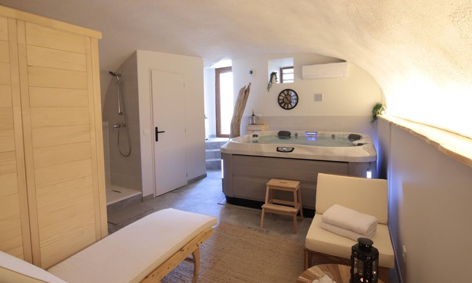 Donzere House | Gîte de Charme Avec Jacuzzi et Sauna Privatifs