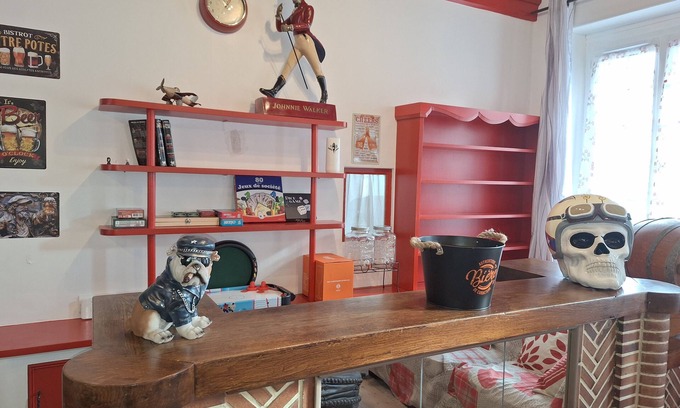 Saint-Brisson-sur-Loire Hotel | Gîte de l'Olivier, 8 bedrooms, large living area, games/fitness room, bar