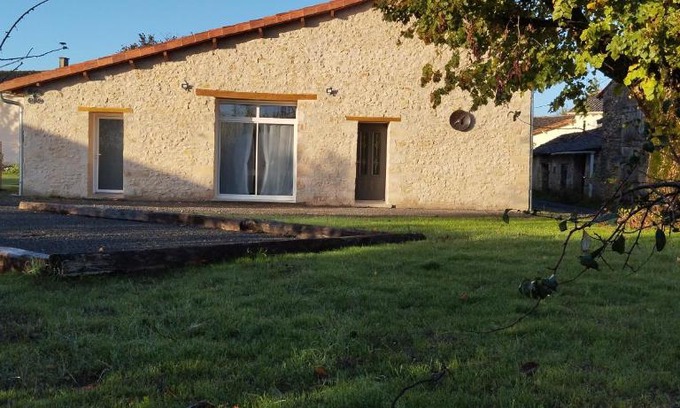 Saint-Maurice-la-Clouere House | Gîte de la Treille