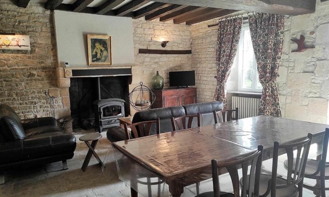 Mareuil-sur-Arnon House | Gîte indépendant au bord de la rivière, cadre historique, pêche, animaux bienvenus, parking privé - FR-1-586-22
