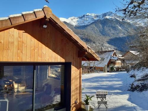 Saint-Mury-Monteymond Ski Chalet | Gîte l'Eterlou - Chalet cosy avec jardin et vue sur Belledonne