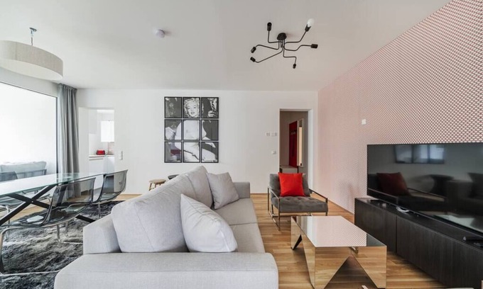 Gmunden Apartment | G.l.a.m G.a.r.d.e.n | BBQ | Pets | 2BR