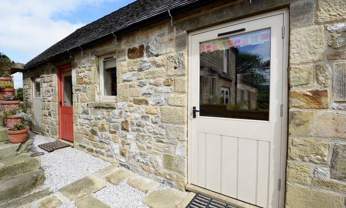 Hulme End House | Gaia Lodge - Country Cottage with Hot Tub, Peak District, Derbyshire
