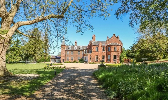 Skendleby House | GAINSFORD HALL, pet friendly, luxury holiday cottage in Spilsby