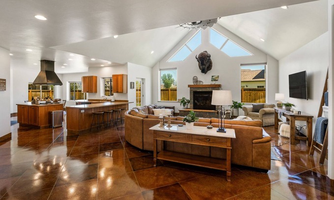 Belgrade House | Gallatin Getaway - Cheerful Home with Hot Tub