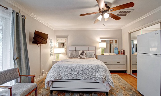 Uptown Apartment | Galleria Hideout