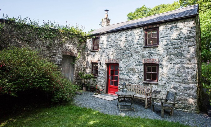 Rhydwyn Apartment | Gamekeeper's - a cosy fire that sleeps 3 guests in 1 bedroom