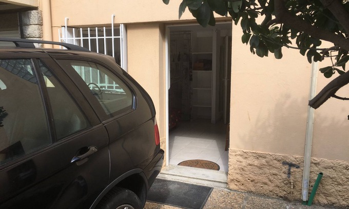 Le Grand Large Apartment | Gamine: Ground floor studio parking at the back of a small building on the South Waterfront