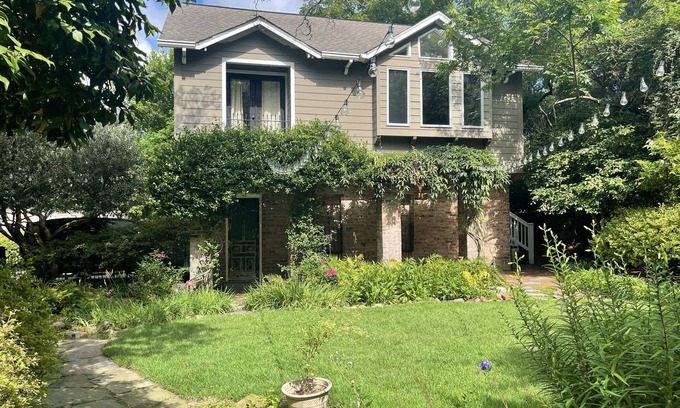 Old Shandon Cottage | Garden 1BR Cottage off Devine St in Historic Columbia home