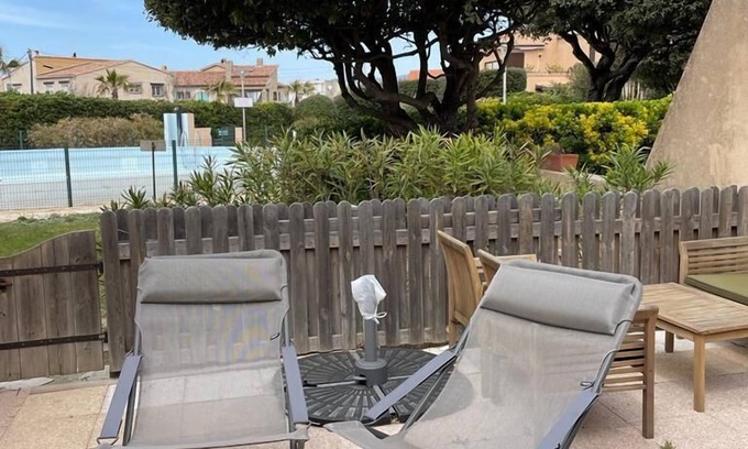 Le Brusc Apartment | Garden apartment 5 minutes walk from the beach
