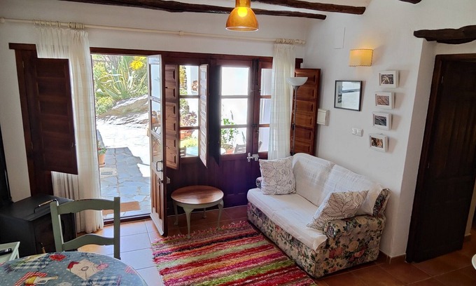 Portugos House | Garden apartment in the heart of the countryside, close to local villages.
