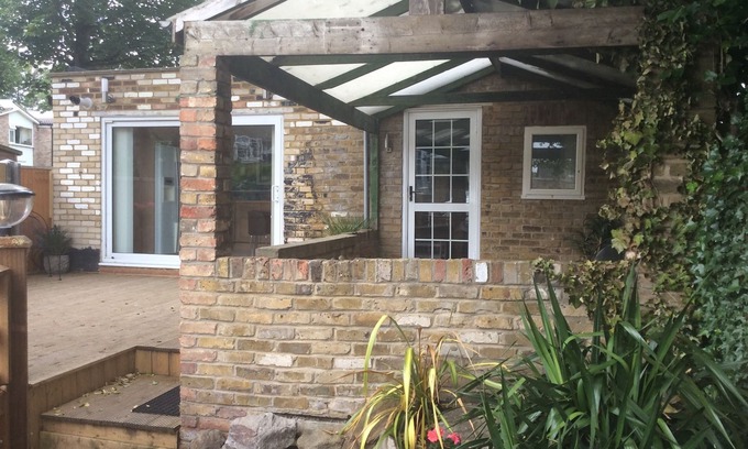 Bushey House | Garden bungalow - dog friendly