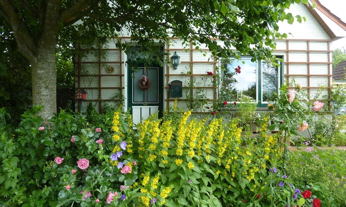 Wesselburen Apartment | Garden idyll at the Wadden Sea National Park