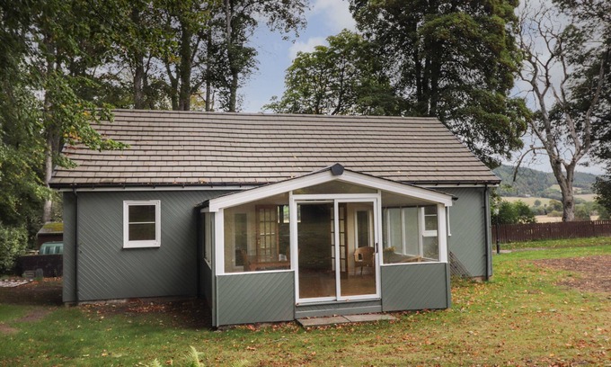 Marybank Cottage | GARDEN LODGE, family friendly, with a garden in Marybank