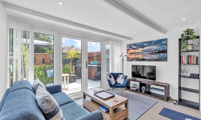 Lancing Apartment | Garden Room With Parking | By My Getaways