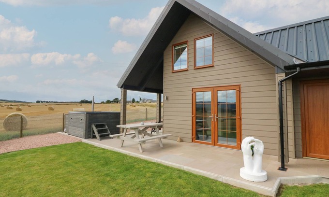 Insch House | GARDEN STUDIO, romantic, with hot tub in Insch