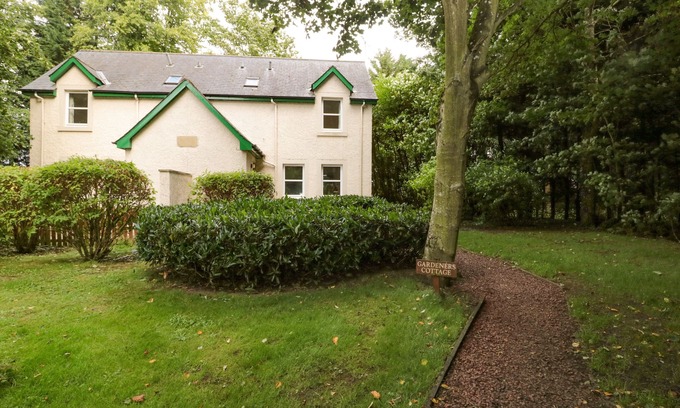Duns Cottage | GARDENER'S COTTAGE, pet friendly, with a garden in Chirnside
