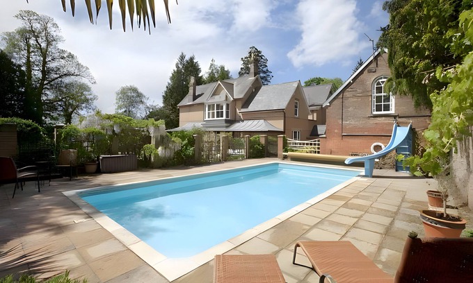 Wimborne Cabin | Garth Lodge with Swimming Pool, Gym and Tennis Court!
