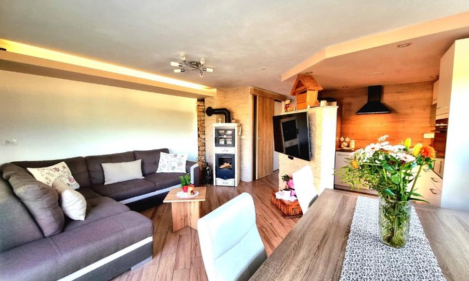 Radovljica Apartment | GARTNAR HOME -Hiška s pridihom domačnosti in pogledom na hribe.