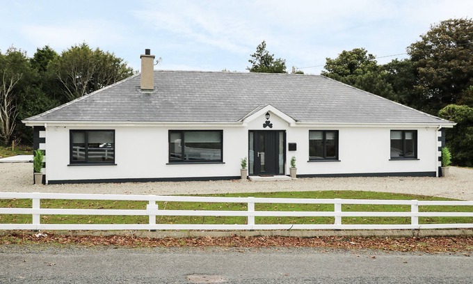 Red Castle Cottage | GATEHOUSE, pet friendly, with a garden in Moville, County Donegal