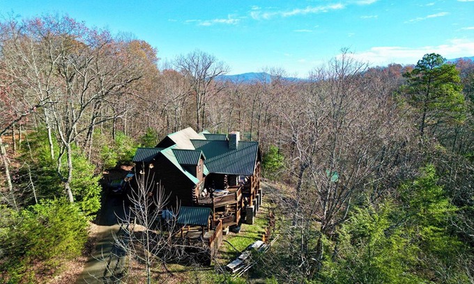 Gatlinburg - Pigeon Forge Cabin | Gatlinburg - Hidden Haven - 6 Bedrooms - Sleeps 22