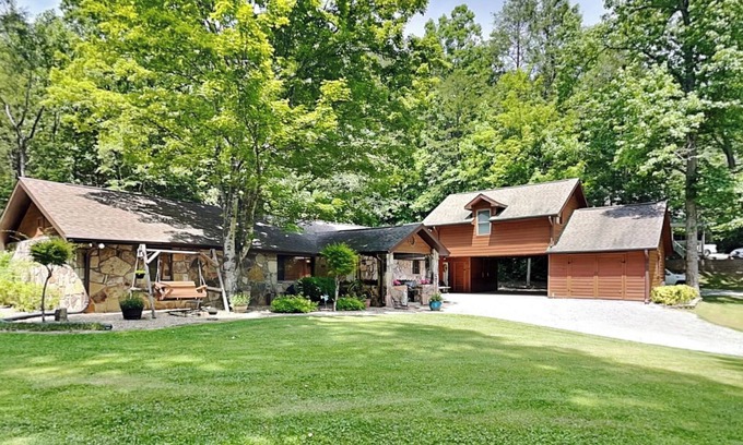 Gatlinburg Cabin | Gatlinburg's Hidden Gem | Large Yard, Hot Tub + Close to Rocky Top Sports World