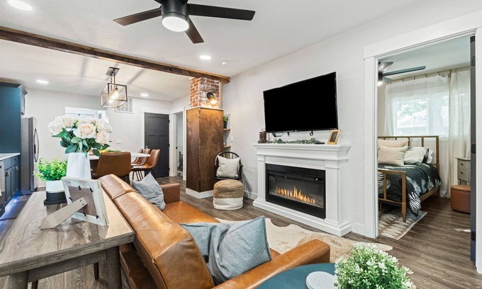 Caldwell House | Gatsby 2 Bedroom Historic Downtown | Golf Course