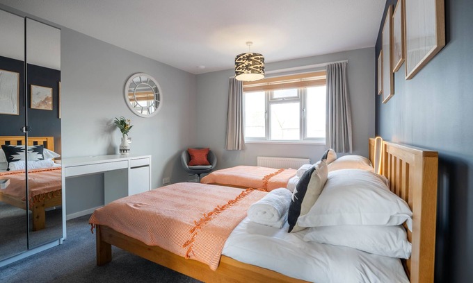 Horley House | Gatwick Place | 4BR House | Large Driveway