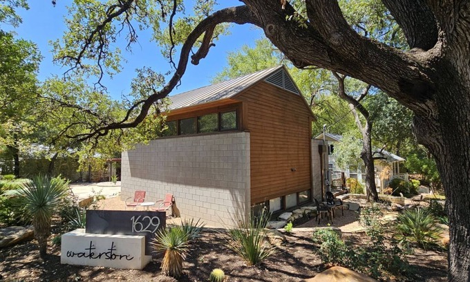 Clarksville House | Gay Friendly Modern Guest House - Great Location