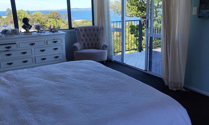 Tuateawa House | Gaze over the Pacific OceannListen to the birds. relax