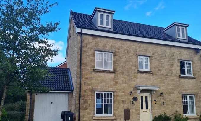 Park House | 6 Bedroom Home with large garage