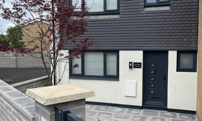 Merthyr Tydfil House | Uber Stylish 3 bedroom home with off road parking