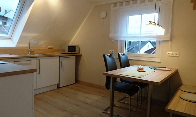 Windischeschenbach Apartment | Gemütlich eingerichtetes Feriendomizil mit Balkon in Neuhaus, der Hochburg des Zoiglbieres
