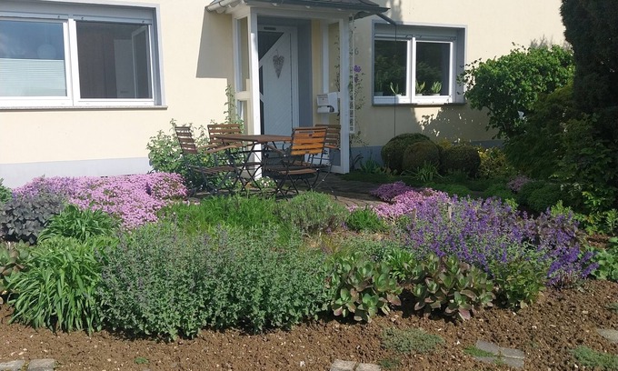 Mastershausen Apartment | Gemütliche Ferienwohnung mit Terrasse und Wunderschönem Garten