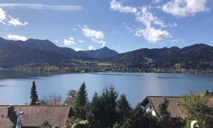 Tegernsee Apartment | Gemütliche Ferienwohnung in Tegernsee mit See- und Bergblick