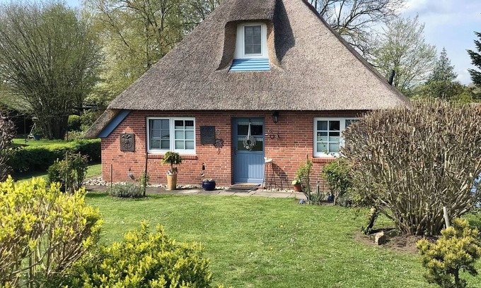 Stadland Cottage | Gemütliches Reetdachhaus Direkt am Weser-deich mit Großem Garten und Kamin