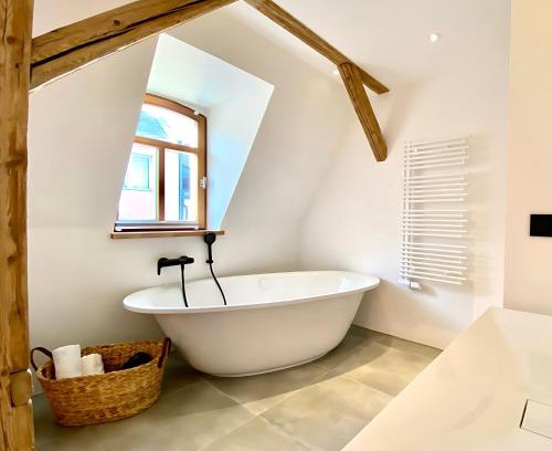 Hof Apartment | Gemütliches Studio im Zentrum von Hof mit Designer-Wanne & 24h-Check-in