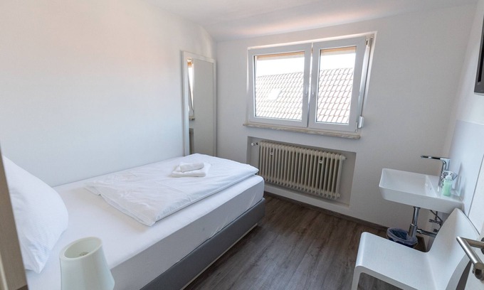 Hollfeld House | Gemeinschaftunterkunft 2 - Zi. 8 - EZ mit Großem Bett - Gasthof Schrenker