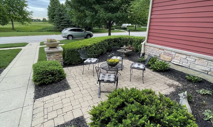 Geneva House | Geneva IL close to LIV GOLF Rich Harvest Gorgeous 4 bed home