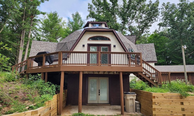Smyrna Cottage | Geodome home hot tub dog friendly Rockford
