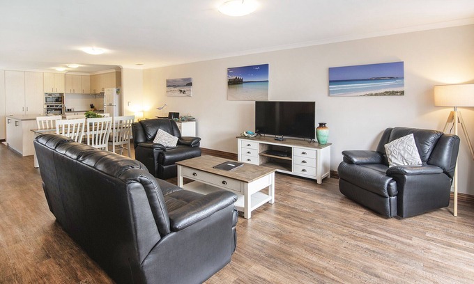 Geographe House | Geographe Marina Retreat- WIFI, Bikes and Kayaks
