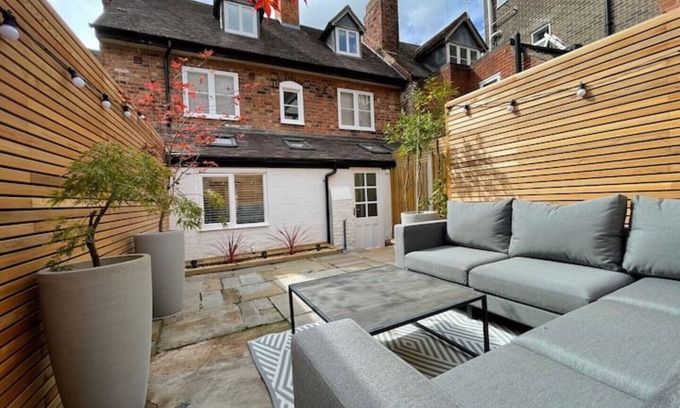 Shrewsbury House | Georgian 3 bed house in historic town centre